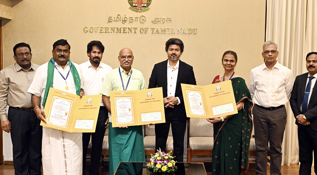 விவசாயிகளுக்கு ‘நம்மாழ்வார் விருது’: முதல்-அமைச்சர் விஜய் வழங்கி கவுரவிப்பு!